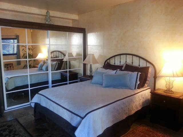 Private Bungalow, 3 Blks from Beach