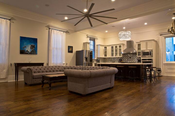 A1 French quarter 11 Beds Walk to French Quarter! gallery image 3