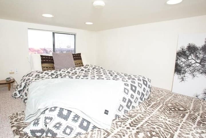 მყუდრო ლოფტი ზედა სართულზე, ორსაწოლიანი საძინებლით (ჭერი 1,22 მეტრის სიმაღლეზეა). ზრდასრულები, სავარაუდოდ, იძულებული იქნებიან, დაჩოქილები გადაადგილდნენ, რადგან ჭერი დაბალია.