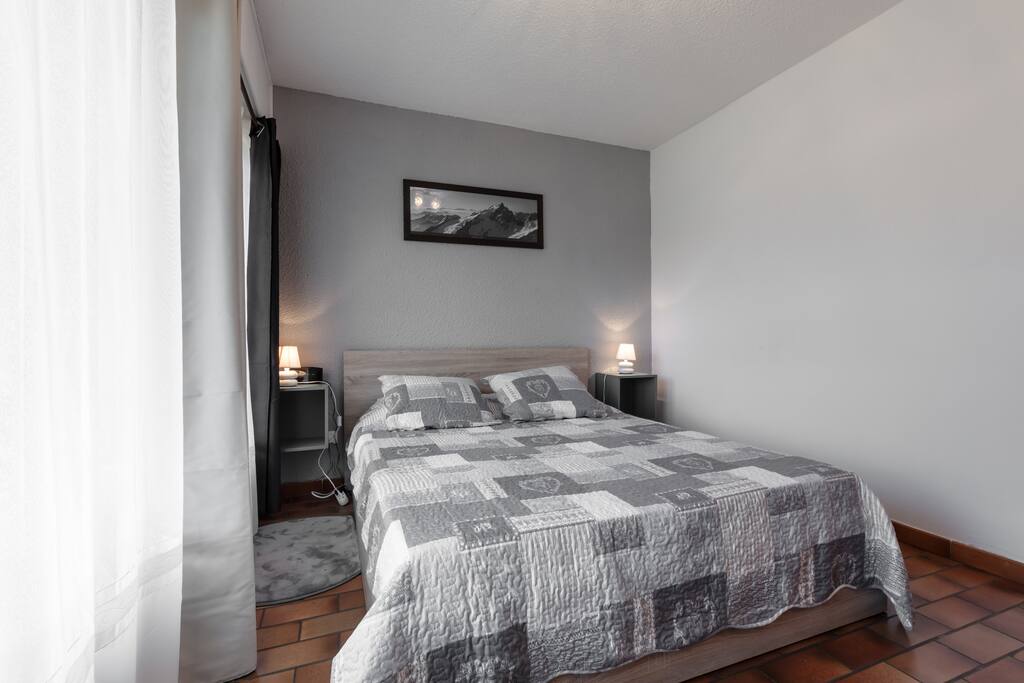 Chambre parentale avec un grand lit de 160x200 avec vue et accès terrasse