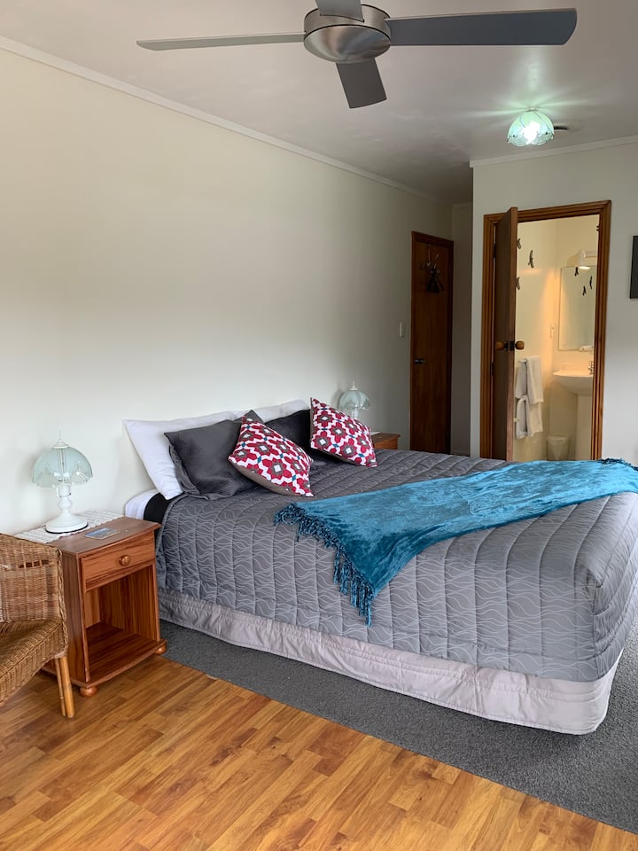 Kitanda cha malkia. Godoro la kustarehesha 