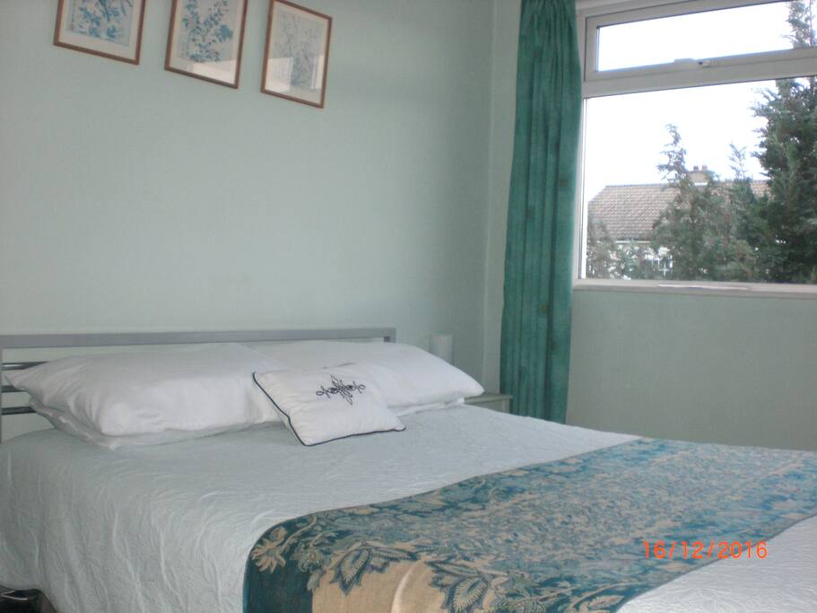 Bright well equipped double bedroom. 2 people