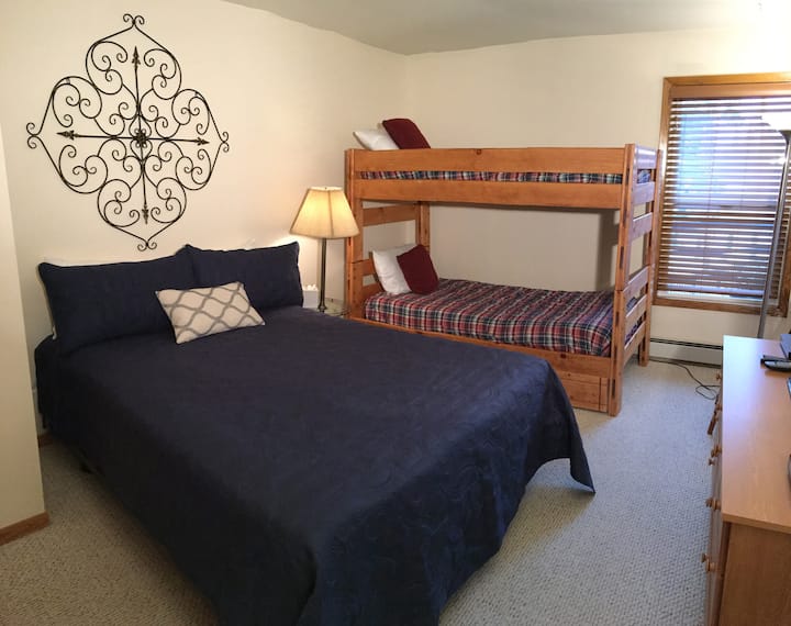 Dhomë gjumi kryesore me krevat dopio "Queen", krevat tek dhe banjë të kompletuar të bashkangjitur.