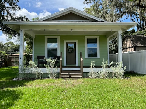 Top Airbnb: Stylish☀Mini Mint Bungalow☀10 mins from downtown in Old Seminole Heights