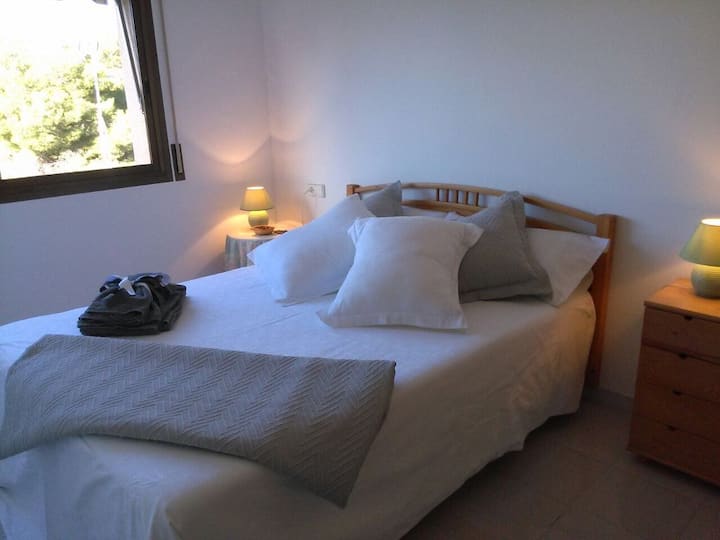 غرفة نوم بسرير مزدوج