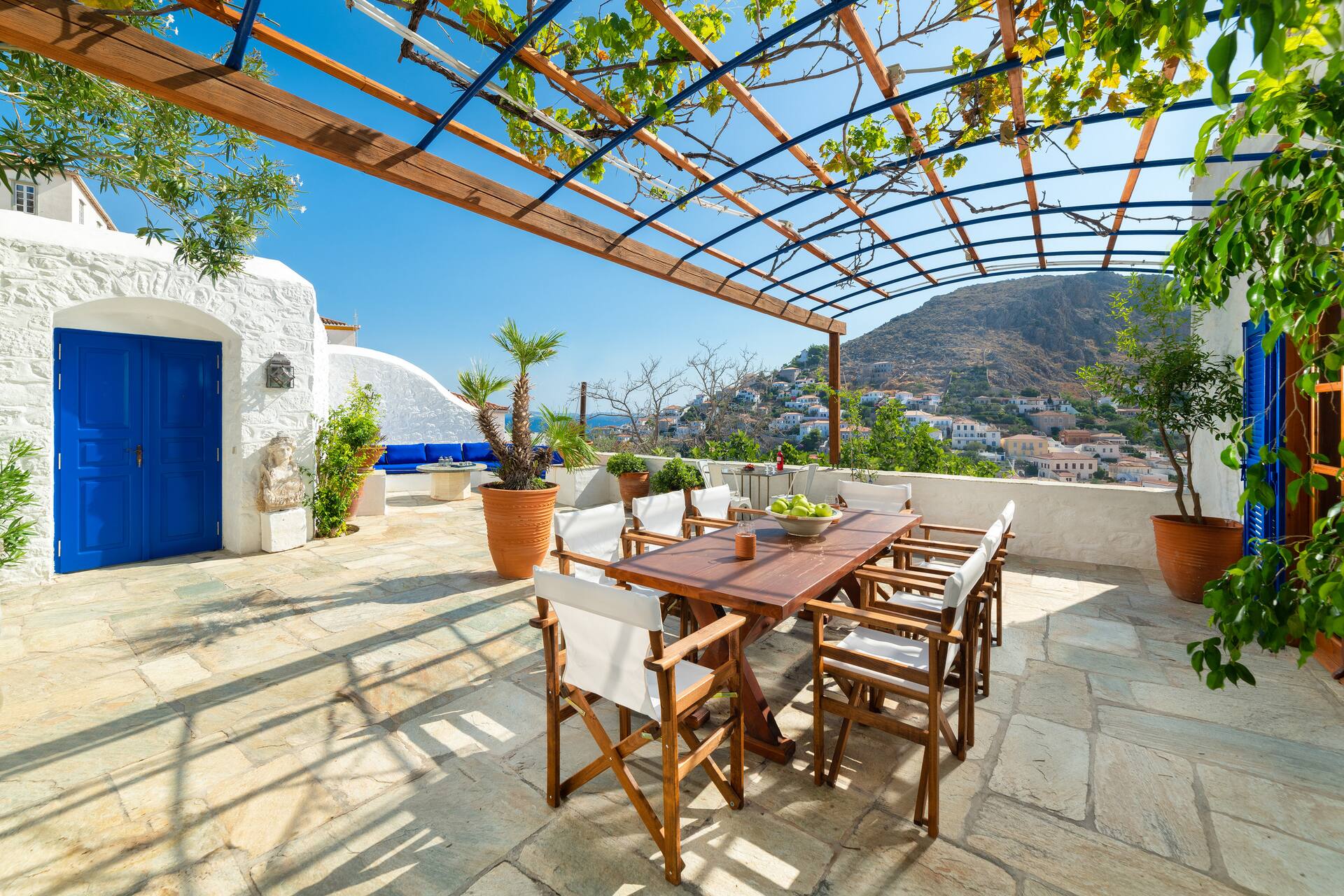 Stunning Views Patios Front facing the harbour
