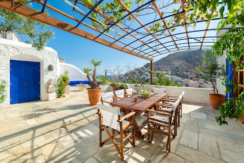Stunning Views  Patios  Front facing the harbour