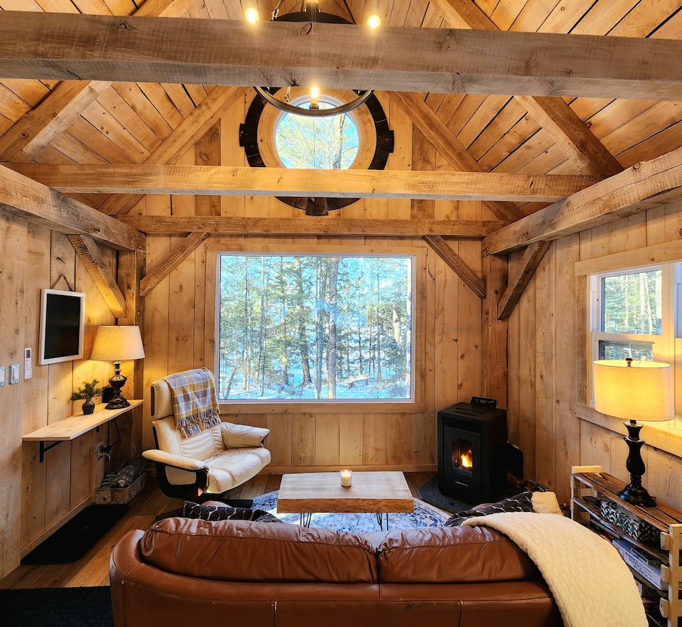 A timber-frame cabin on Atkins Lake, Bracebridge, Ontario, Canada, photo 2 of 10