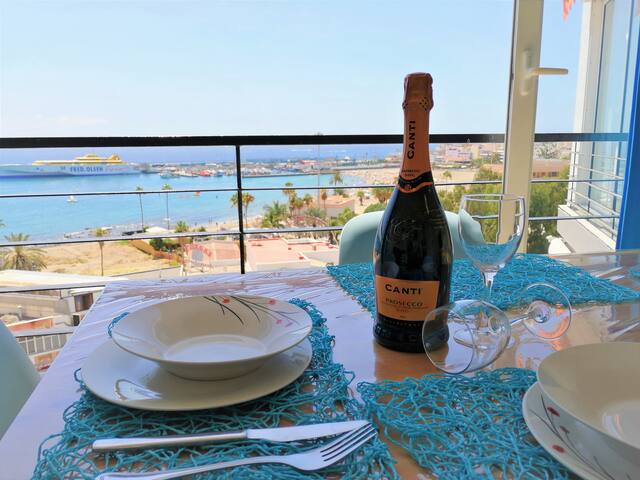 A GEM W. AN AMAZING OCEAN VIEW! POOL, WI-FI, UK TV