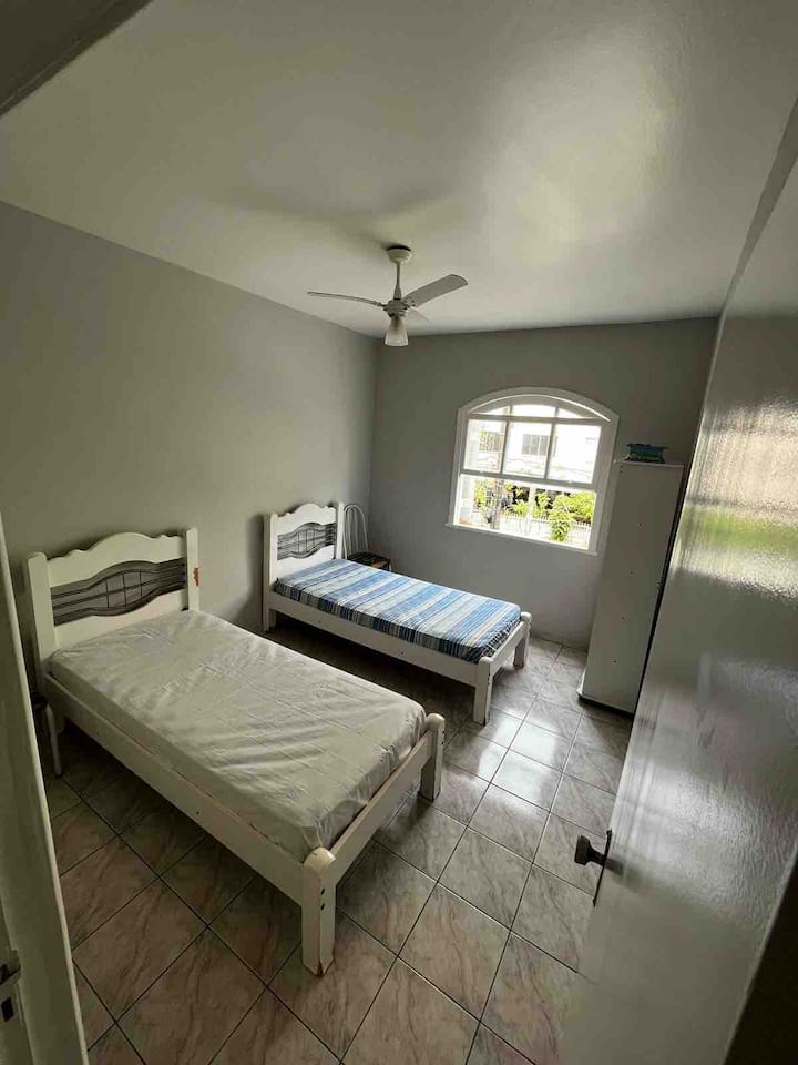 Спалня 2 (2 единични легла + 2 допълнителни матрака и един килер). Забележка: побира 4 матрака тихо. 