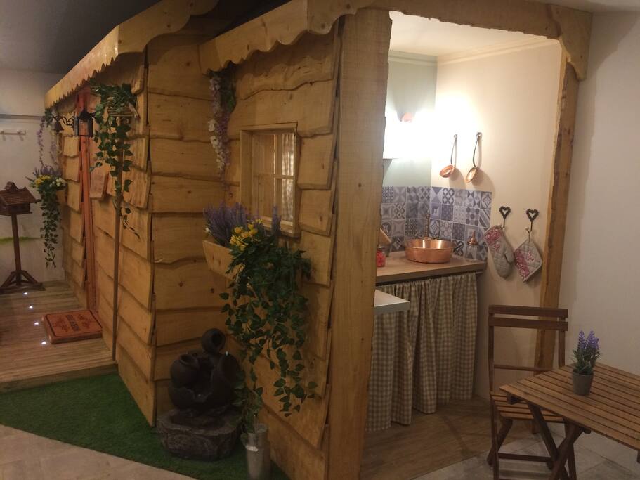 Le chalet qui abrite la kitchenette, salle de bain et WC