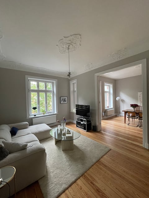 Popular Airbnb listing: Beautiful old building apartment in the Hamburger Generalsviertel in Hoheluft West