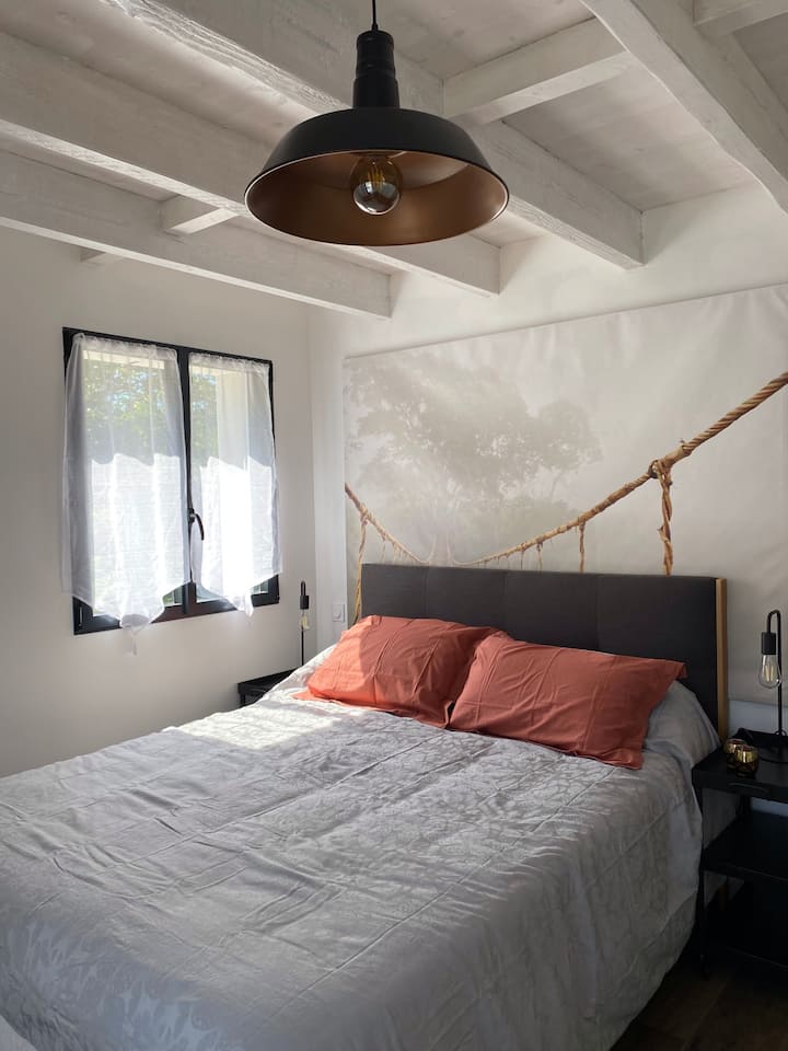 一楼卧室，可通过朝南的窗户进入露台