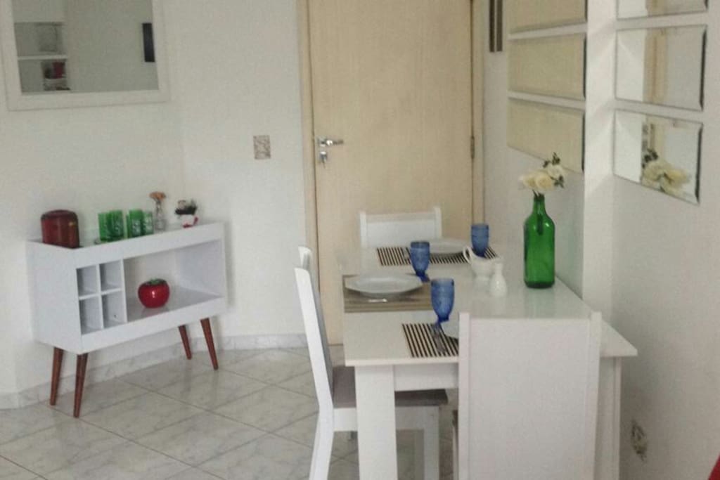Sala de jantar com barzinho estilo retro
Tudo preparado com máximo de carinho e higiene para o seu bem estar