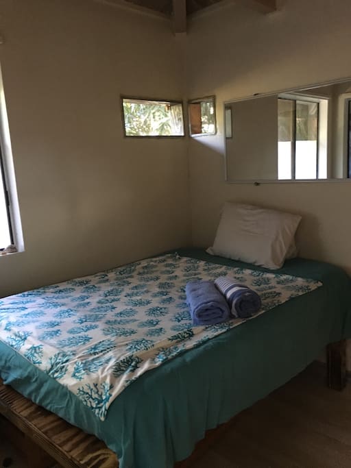 Queen size bed, clean sheets and fluffy towels !
