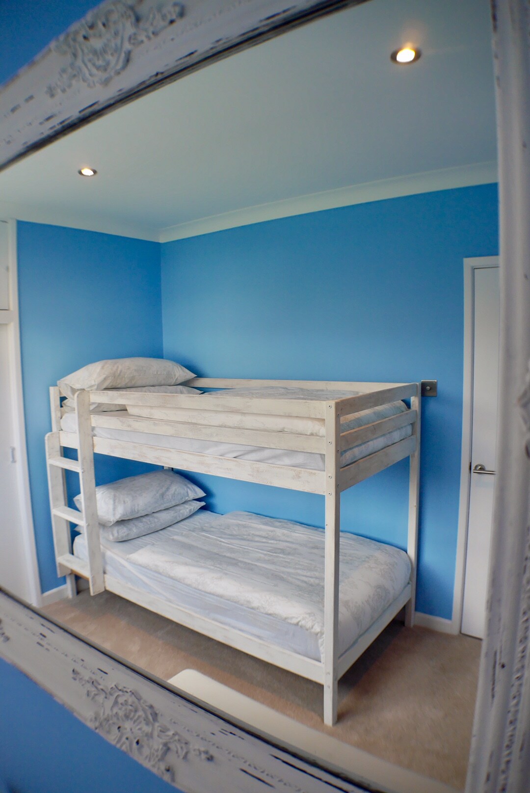 Kreveti na kat za odrasle u prizemlju 