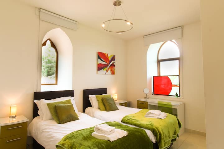 Downstairs green room, can be twins or superking.