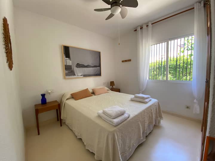 Chumba cha kulala kilicho na kitanda 150, feni ya dari, kabati lililojengwa ndani 