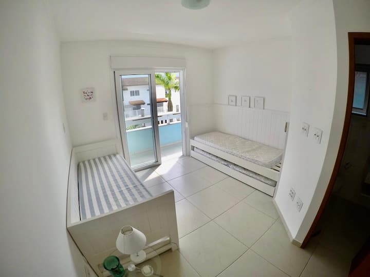 Suita 4 me 4 krevate tek dhe ballkon 