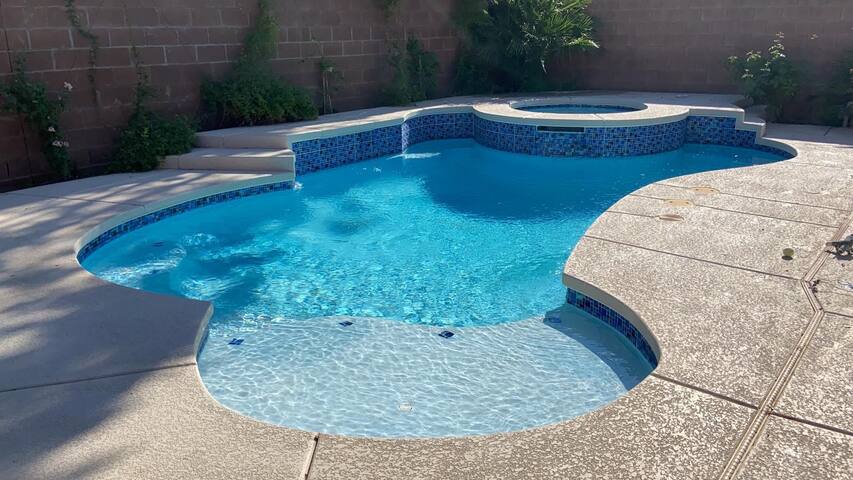 LARGE LUXURY HOME WITH POOL &SPA 15 MIN TO STRIP gallery image 2