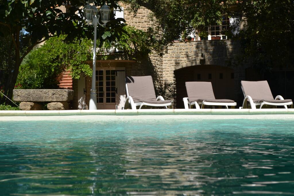 Autour de la Piscine ...