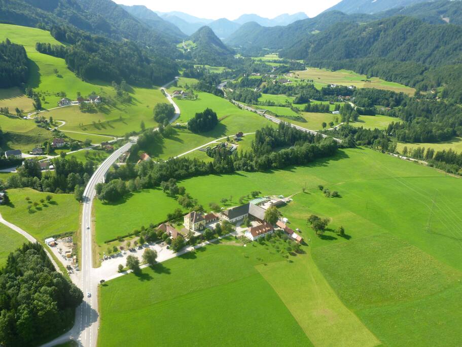 Wiesen und Wälder rund um den Bauernhof