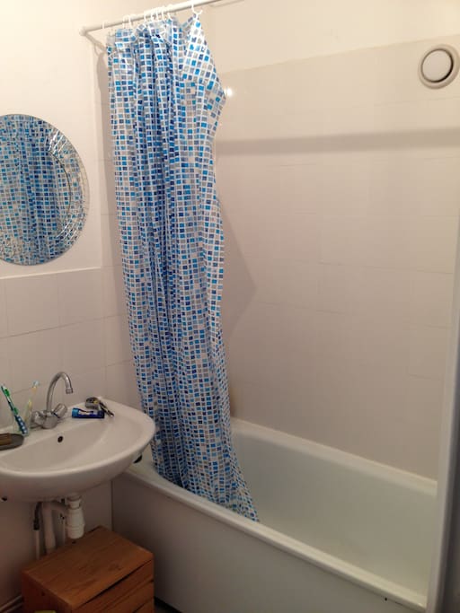 salle de bain avec baignoire