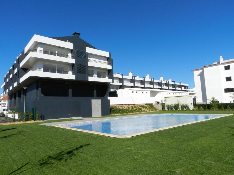 The swimmingpool with undeep part for little children