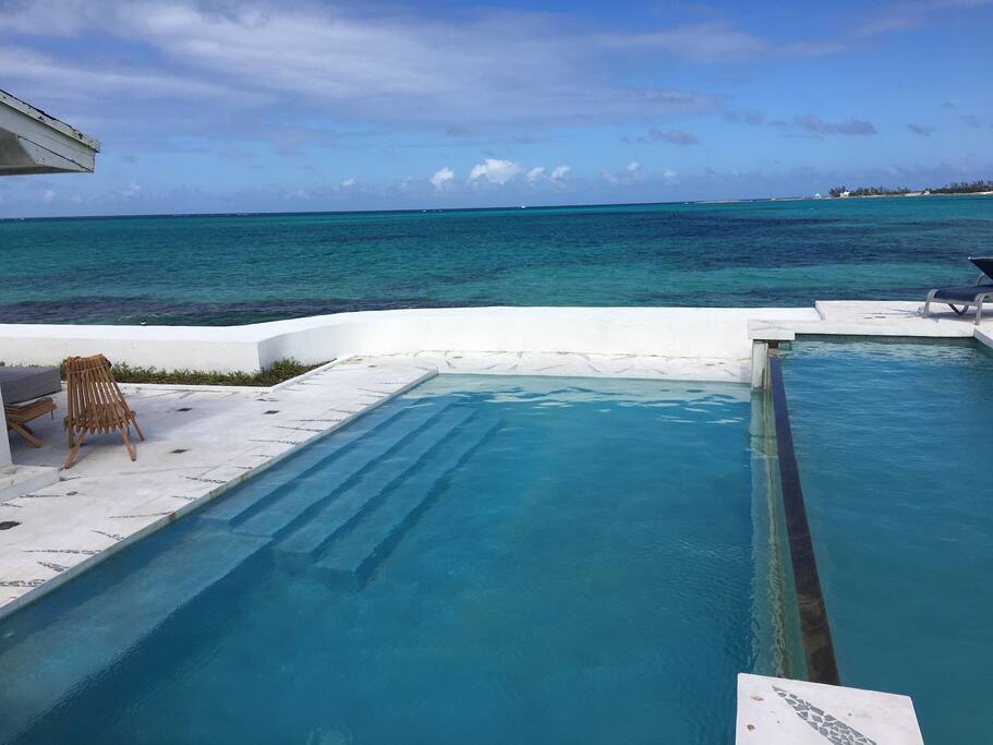 Infinity edge swimming pool