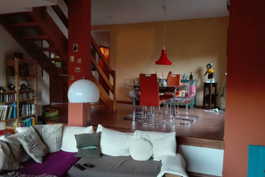 Blick vom Wohnzimmer ins Esszimmer