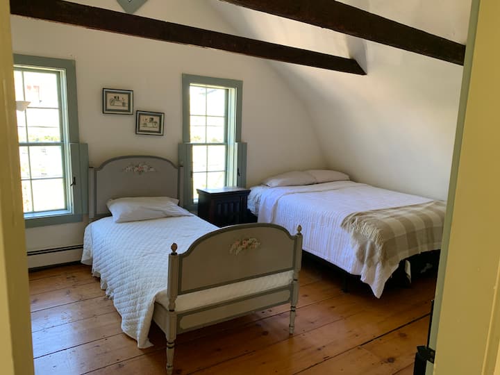 La chambre au troisième étage dispose de lits Queen Size et lits jumeaux.