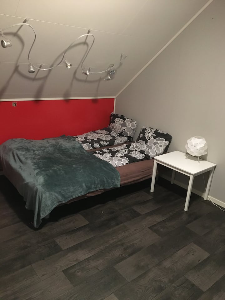 Kitanda cha sofa ambacho hubadilishwa kwa urahisi kuwa kitanda 1 kikubwa cha watu wawili.

Nafasi kubwa ya kitanda cha ziada ikiwa inahitajika.

Matandiko na duvets zote ziko kwenye kabati moja upande wa pili wa chumba.
