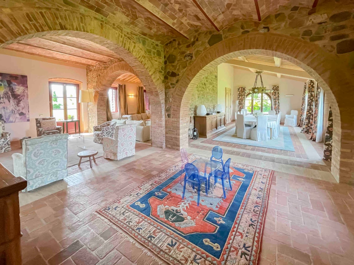 Popular Airbnb listing: Villa Olimpia [Pool + Seven Suites] in Chianni