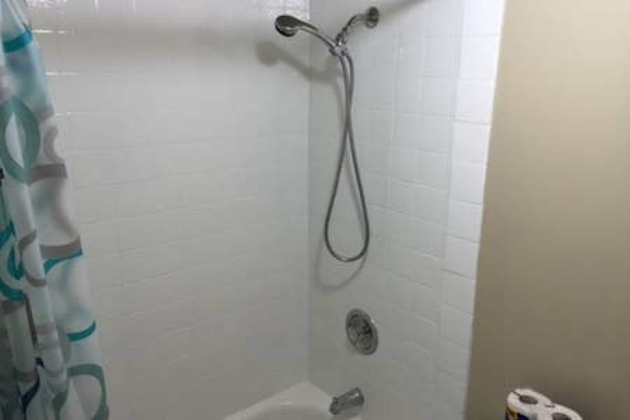 Condo in Honolulu · ★4.64 · Studio · 1 bed · 1 private bath - Image 12