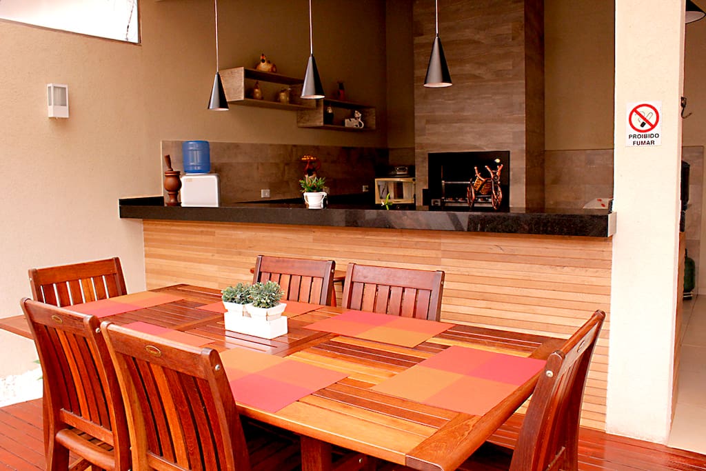 Espaço Gourmet com churrasqueira ao fundo