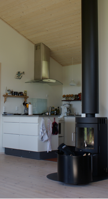 Køkkenet ligger i åben forbindelse med husets stue.
