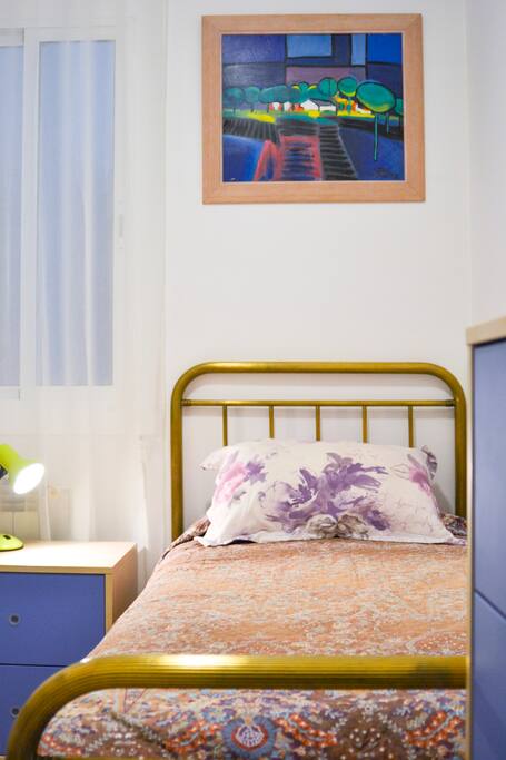 Colorful & cozy single room.
