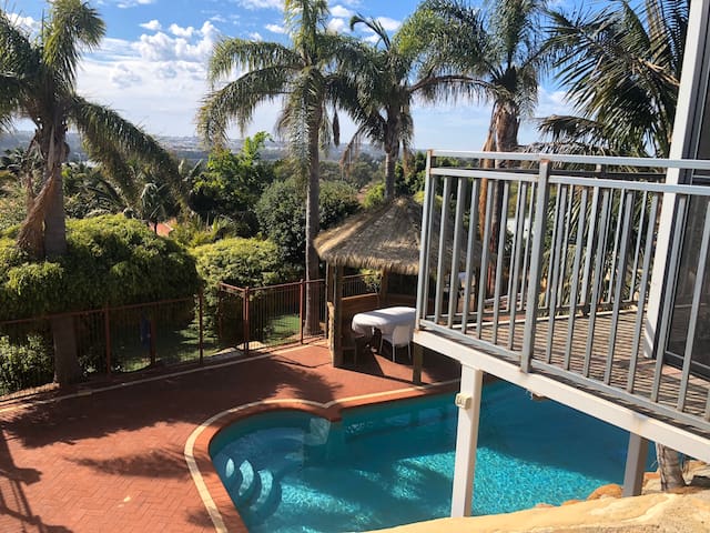 Lakeside Retreat Pool & Breakfast Guesthouse