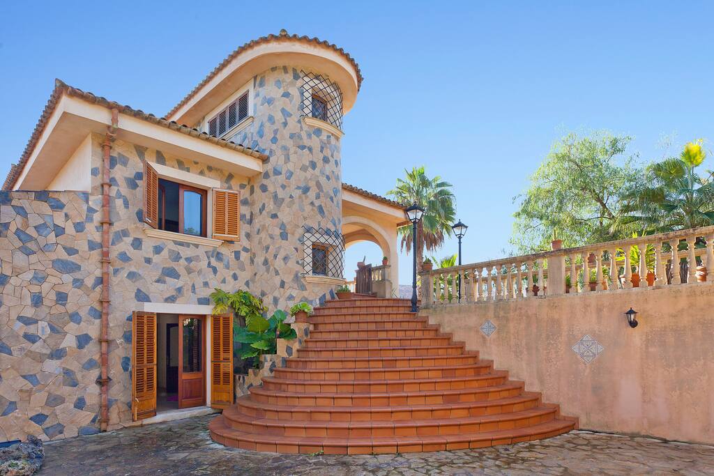 Villa L´Alzina mit Türmchen nahe Pollensa