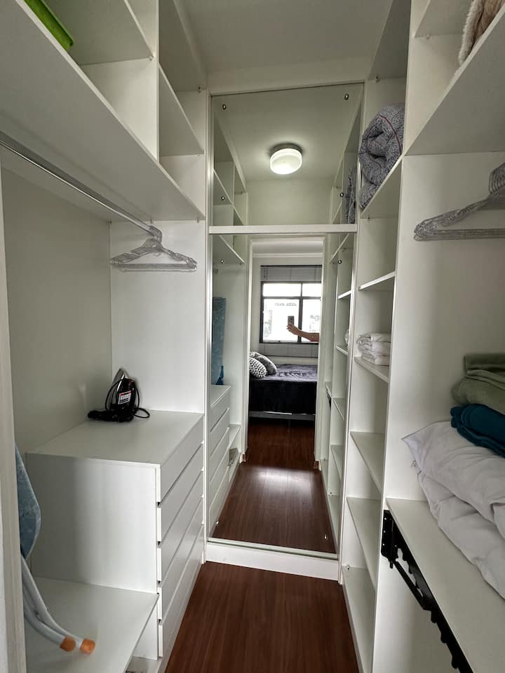 مصاحبة الخزانة:
- الشماعات
-
المقعد - طاولة الكي
- مكواة
-
مصفف - المناشف المحجوزة
- الأسرّة المحجوزة
- وسائد ولحاف إضافي.