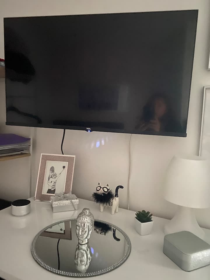 Skrini tambarare, TV (2023) imeunganishwa 
Uwezekano wa YouTube, Netflix...