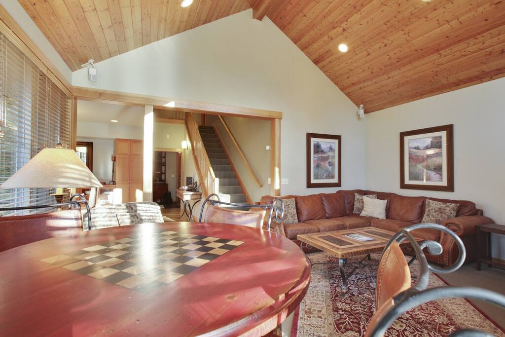 Dining Room,Indoors,Room,Reception Room,Furniture