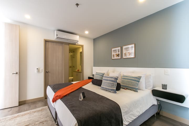 享受我们的加大双人床、平板电视和树顶景观，感受大自然。 
