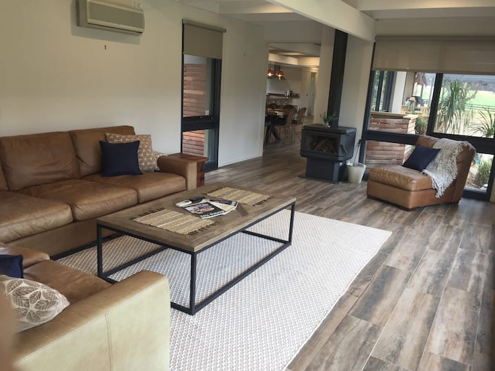 Country Retreat With Stunning Views - セイモア