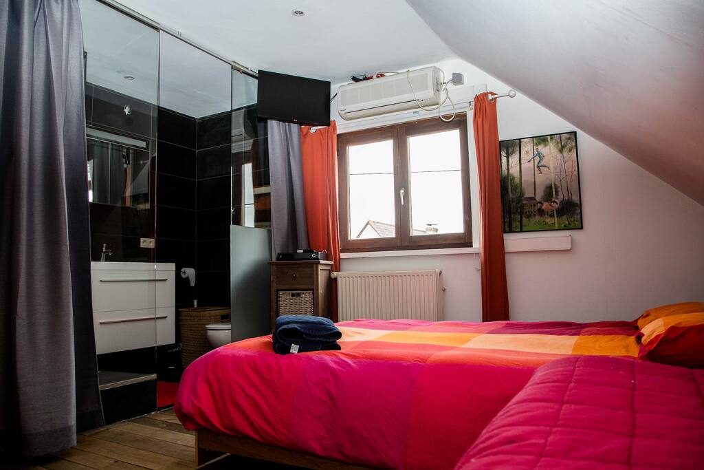 Photo chambre 2 avec salle de bains
et toilette