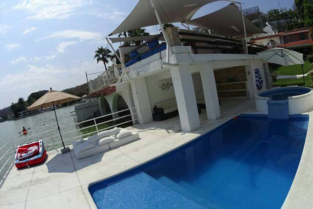 Terraza, alberca y jacuzzi con calefacción a la orilla del lago.