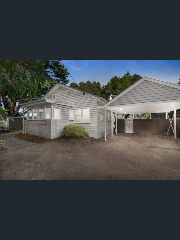 Charming cottage 650m to the beach! Cottages for Rent in Rosebud