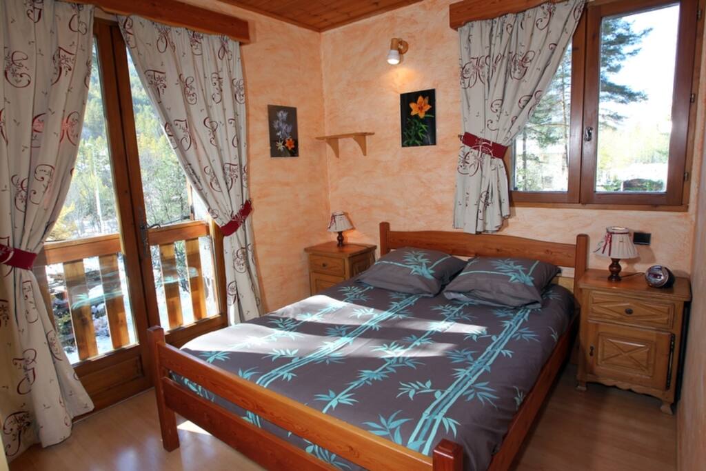 1 ère chambre avec un lit double