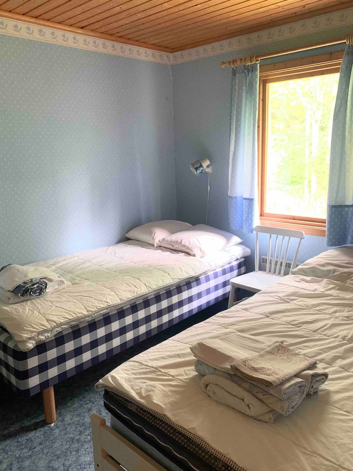 Dormitorio de cabañas con camas, Hästens säng muy cómodo. 