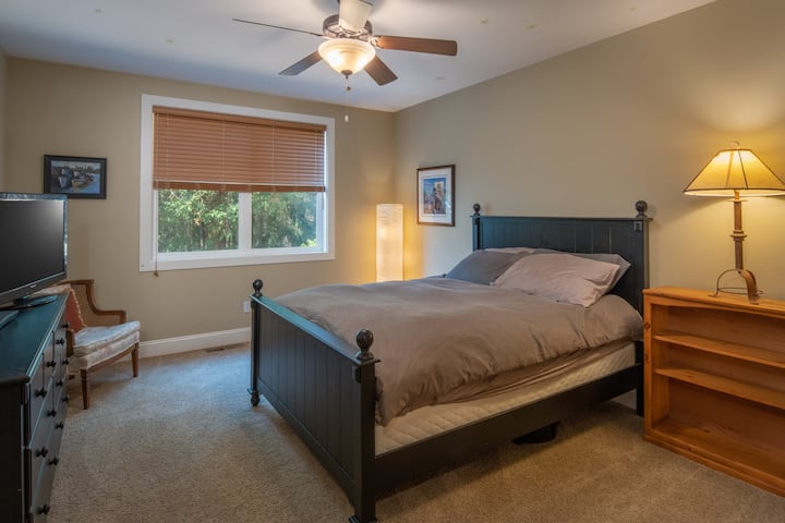 ห้องนอนพร้อมเตียงควีนไซส์